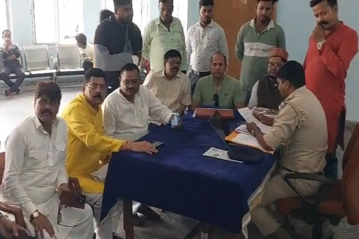 धनबाद में कांग्रेस ने अंचल अधिकारी के खिलाफ खोला मोर्चा, सीओ के खिलाफ थाने में कराया केस दर्ज