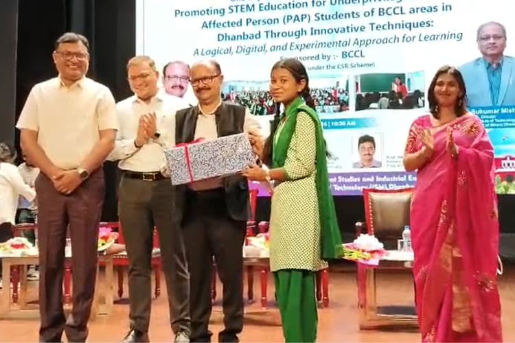 Dhanbad: बीसीसीएल और आईआईटी की पहल, STEM कार्यशाला से छात्रों को मिला विज्ञान का ज्ञान