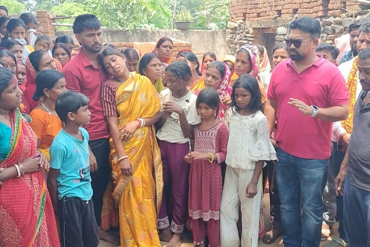 तेलंगाना में मृत मजदूर रामदुलाल का शव पहुंचा जामताड़ा, स्वास्थ्य मंत्री के पहल से मिला बेबस परिवार को सहारा