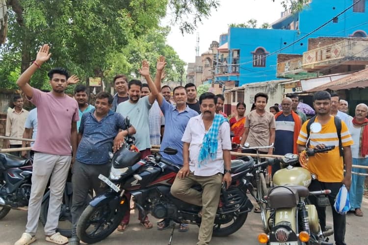 Dumka: सांसद नलिन सोरेन के मुहल्ले में ही बिजली व्यवस्था चरमराई, लोगों ने किया रोड जाम