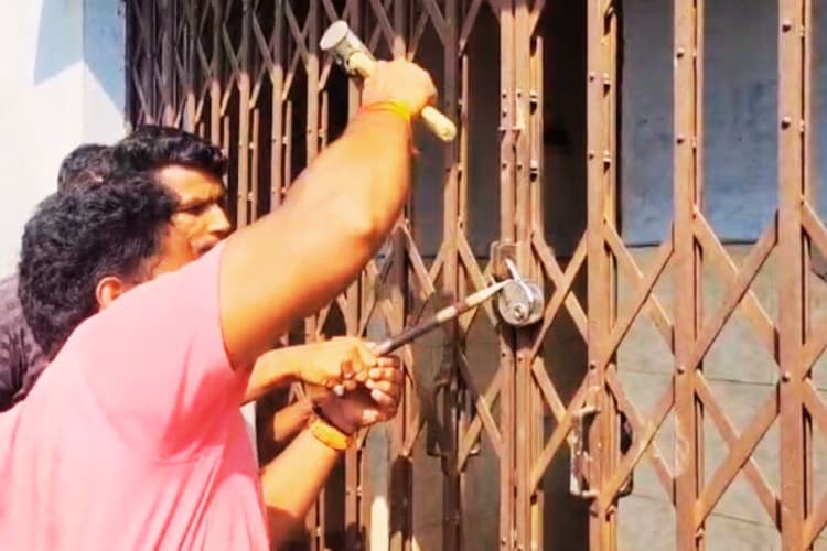 दुर्गापुर के गोपालमाठ में महीनों से बंद सामुदायिक शौचालय को भाजपाइयों ने किया आजाद, खुद की सफाई