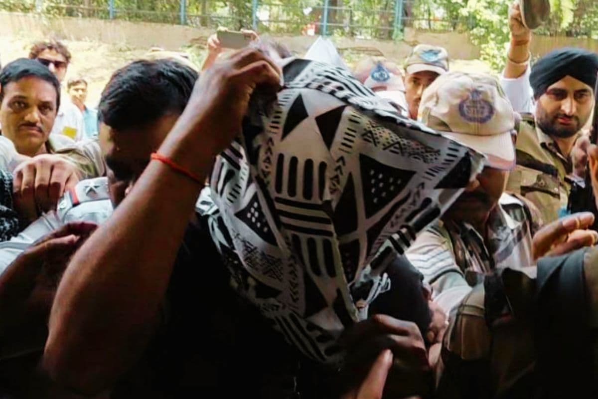 दुर्गापुर कोर्ट में जूता कांड! टीएमसी ब्लॉक अध्यक्ष राजीव घोष की पेशी पर भारी बवाल, रणक्षेत्र बना परिसर, देखें Video