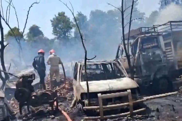 दिल्ली के न्यू अशोक नगर थाने के मालखाना में लगी आग, कई गाड़ियां जलकर खाक