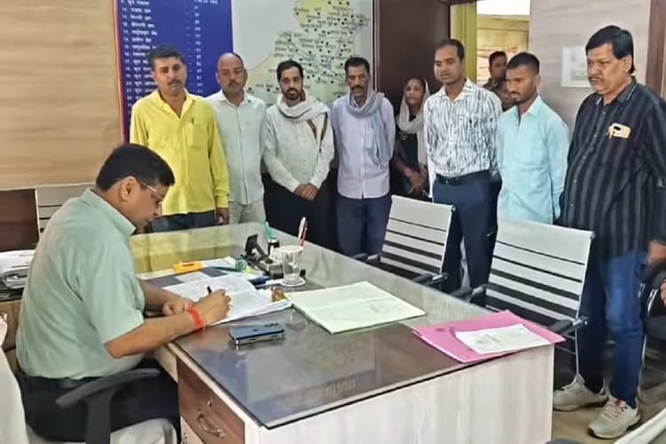 गढ़वा के रमना में आंगनबाड़ी केंद्र बंद, औचक निरीक्षण में कर्मचारियों पर भड़के डीसी