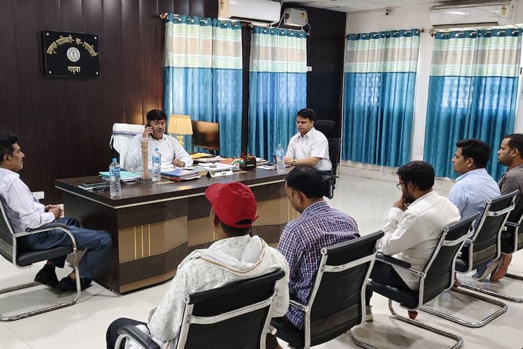 गढ़वा में सरस्वतिया और तिलैया नदी को बचाने की तैयारी तेज, एसडीएम ने अधिकारियों संग की बैठक