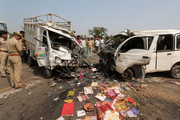 गढ़वा में सड़क हादसा: 'छेका' की खुशियां मातम में बदलीं, टाटा मैजिक और टेंपो की टक्कर में 2 की मौत, 12 घायल