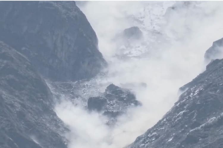 बद्रीनाथ धाम के पास ग्लेशियर टूटा, कोई हताहत नहीं, देखें तस्वीरें