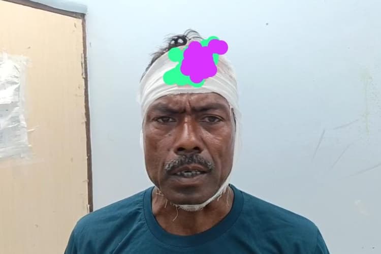 Gopalganj News: बैंक से पैसा लेकर लौट रहे युवक से लूट, पिता-पुत्र को पीटकर किया घायल
