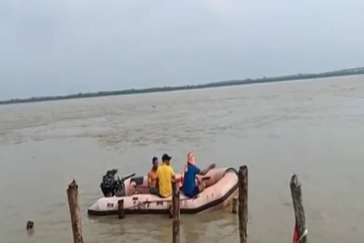 गोपालगंज में बड़ा हादसा: नाव पलटी, तीन किशोरियां नदी में डूबीं