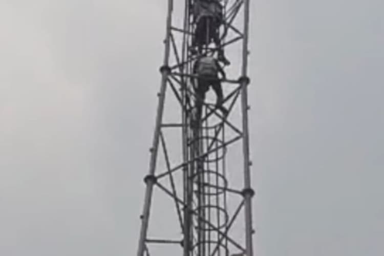 Gopalganj News: प्रेमी को बुलाने की जिद में मोबाइल टावर पर चढ़ी किशोरी