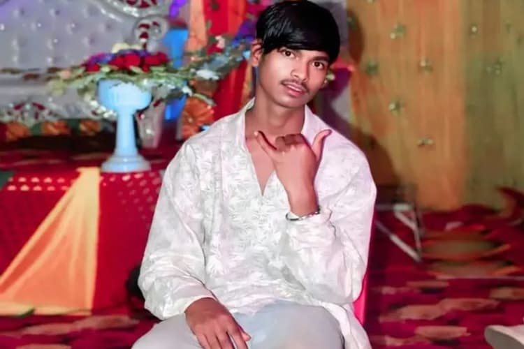 गुमला : प्रेमिका के घर के पास बिजली टॉवर में चढ़कर एक किशोर ने दे दी जान