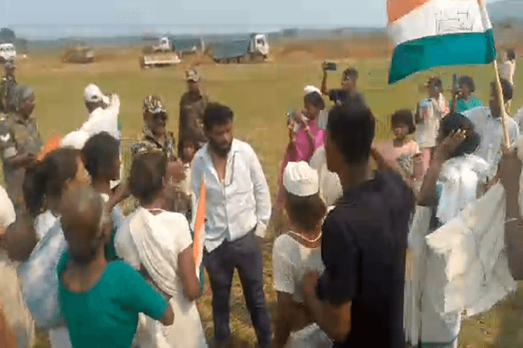 गुमला में भारतमाला प्रोजेक्ट का विरोध, ग्रामीणों ने मुंशी को दौड़ा-दौड़ाकर पीटा