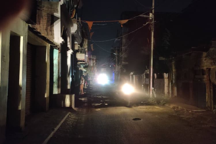 कई सड़कों पर रात में नहीं जलती स्ट्रीट लाइट, अंधेरे में सफर करने को मजबूर लोग