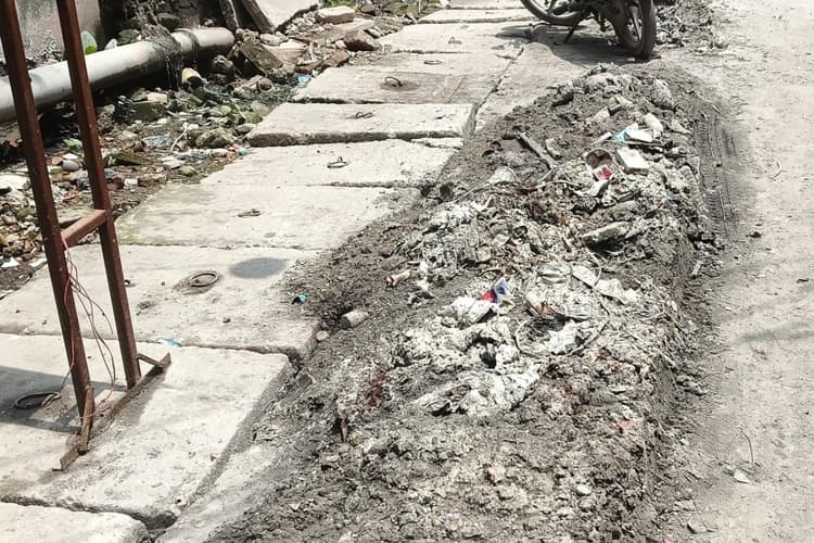 Hajipur News: नाला उड़ाही के बाद सड़क पर छोड़ा गया कचरा, राहगीर परेशान