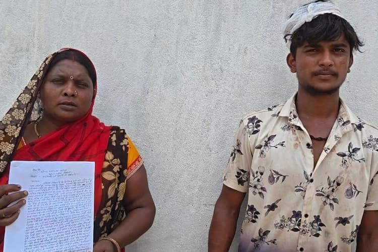 Hajipur News: रिश्वत में 200 रुपये कम देने पर महिला समूह सदस्य के घर हमला