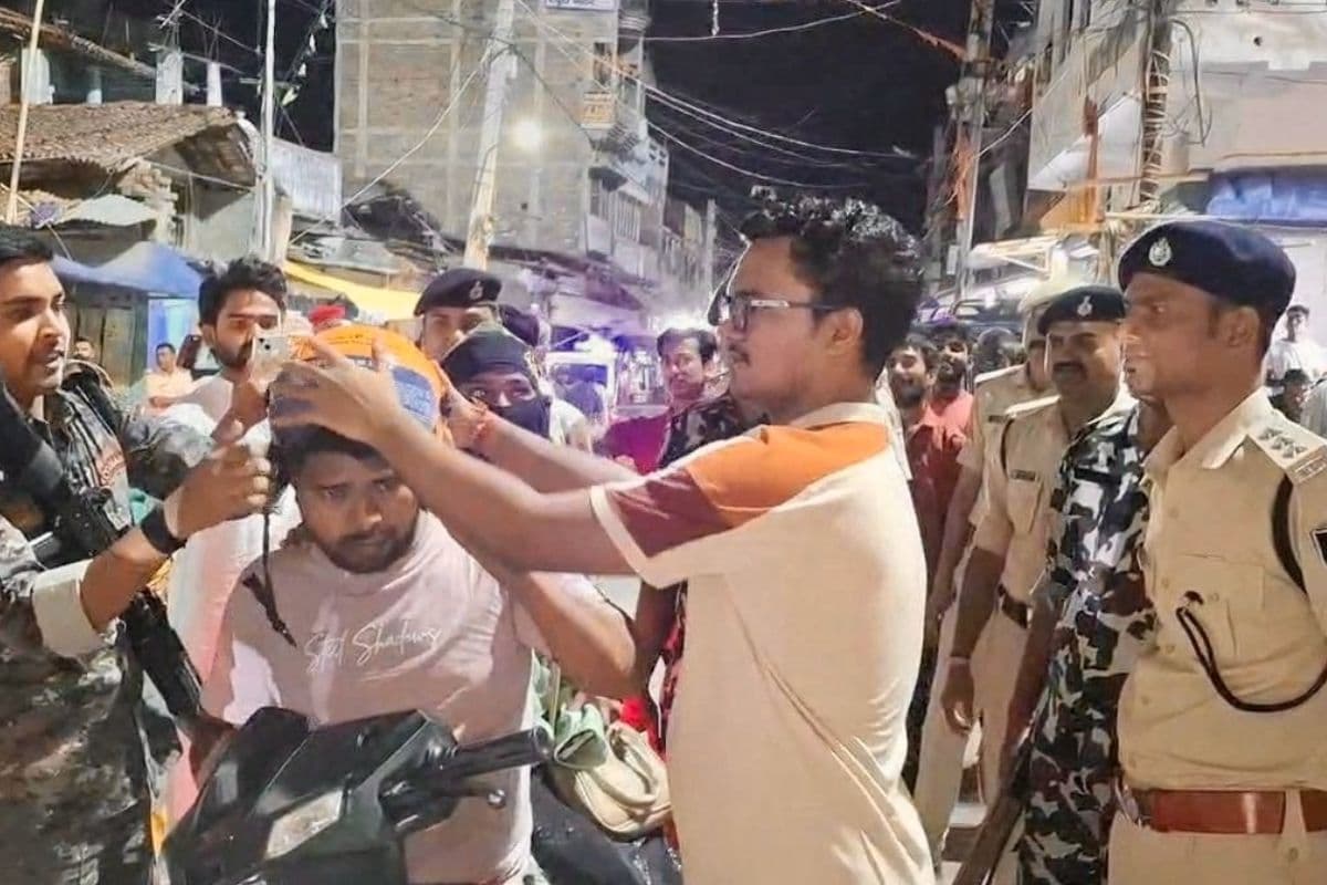 महनार मदन चौक पर चला विशेष सड़क सुरक्षा अभियान, जरूरतमंद बाइक चालकों को बांटे गए हेलमेट