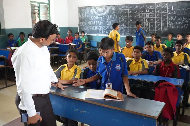 परीक्षा परिणाम में हजारीबाग की रैंकिंग गिरने पर डीसी आहत, जिला स्कूल का किया दौरा