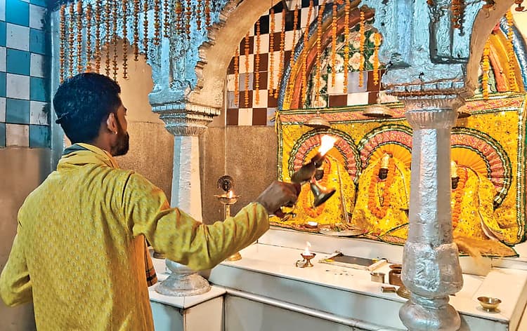 Aurangabad News. देव सूर्य मंदिर में स्थापित भगवान की करें दिव्य दर्शन