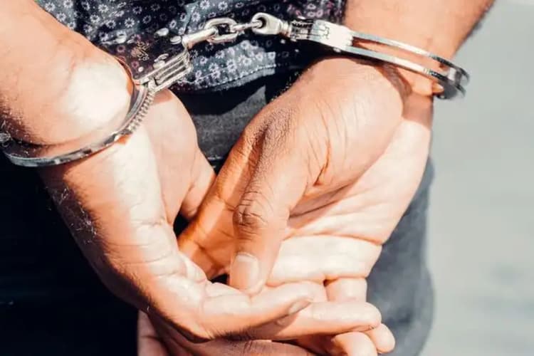 पाकिस्तानी हैंडलर्स से चैट करता था मुजफ्फरपुर का युवक, ATS ने दबोचा, मोबाइल से खुलेंगे कई राज