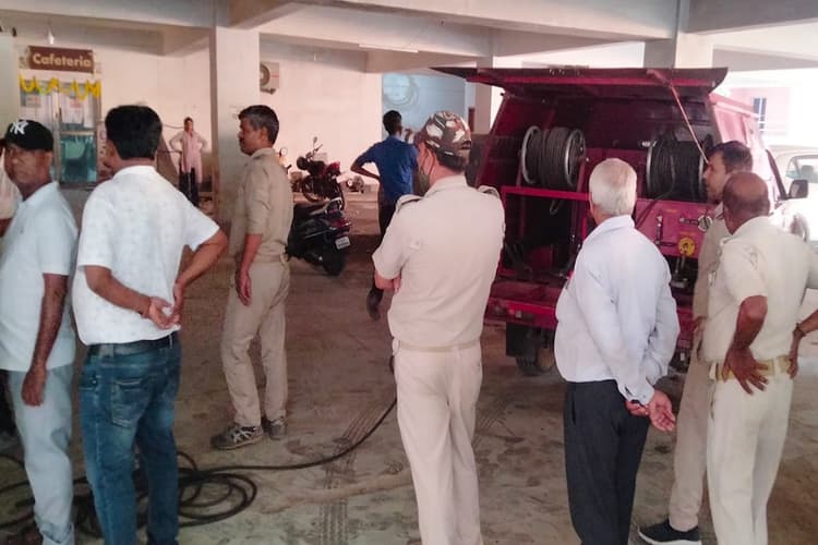 जमशेदपुर के एमजीएम कॉलेज की लाइब्रेरी में बैट्री किया ब्लास्ट, मची अफरा-तफरी