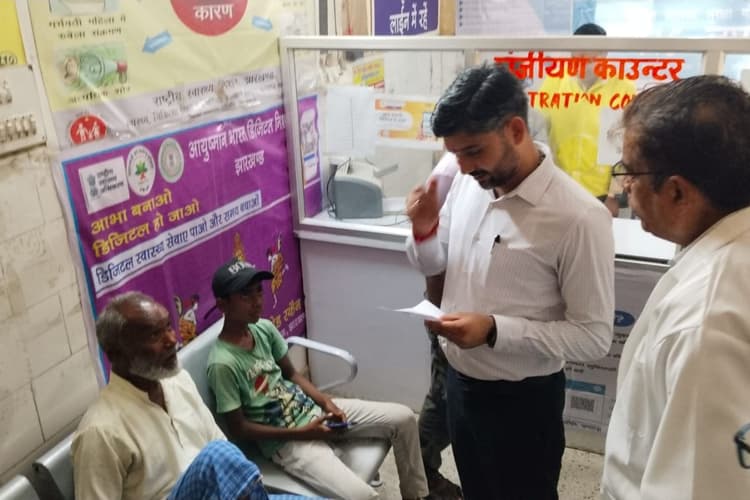 दवा पंजी में गड़बड़ी पर भड़के जामताड़ा डीसी, स्टोर कीपर को नौकरी से हटाने की चेतावनी