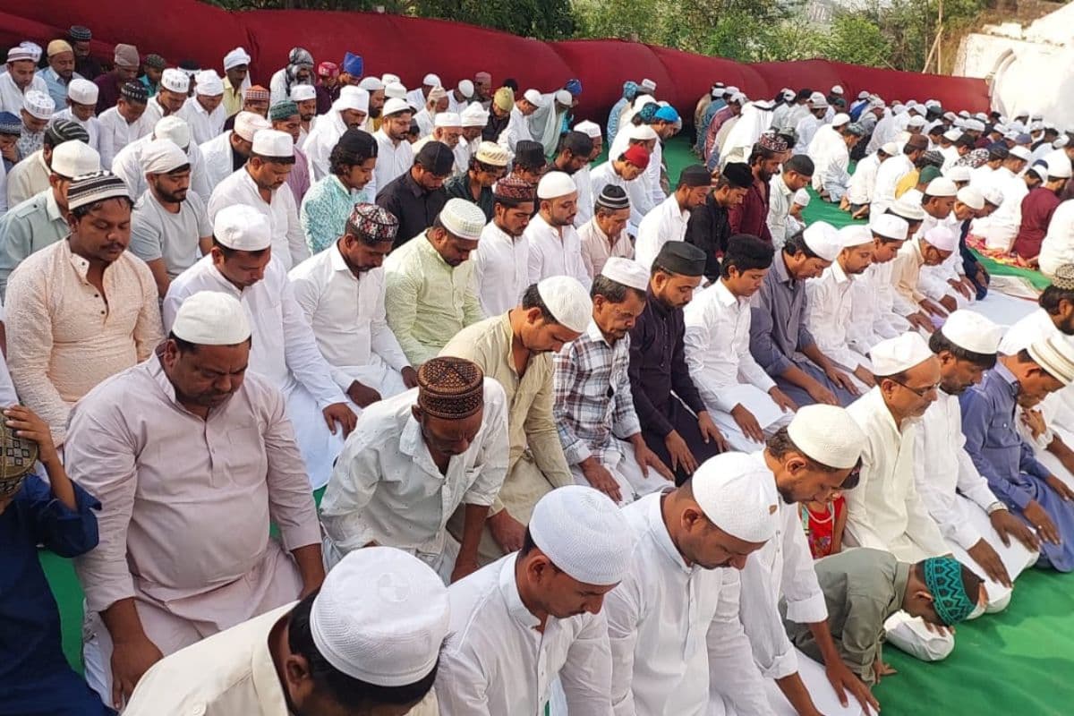 सूर्यगढ़ा में अकीदत और भाईचारे के साथ मनी बकरीद, नमाज के बाद दी गई कुर्बानी