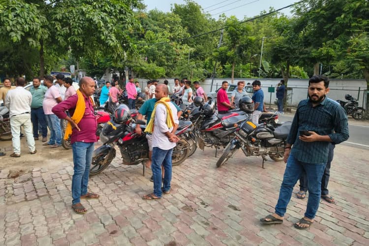 जमुई में स्कूल जा रहे शिक्षक और मुखिया पुत्र को अपराधियों ने मारी गोली, इलाके में फैली दहशत
