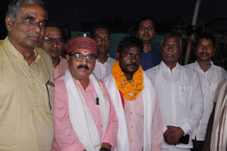 जमुई में ई-रिक्शा से बच्चों को स्कूल पहुंचाने वाले जयकांत मांझी बने मिसाल, विधायक ने घर पहुंचकर किया सम्मानित