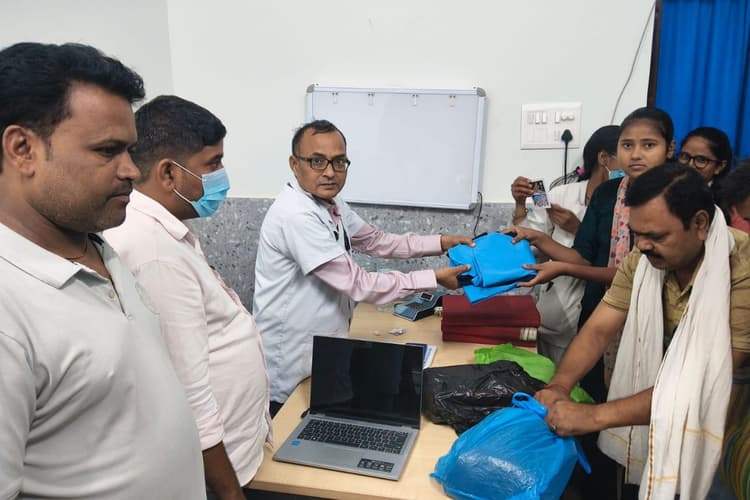 जमुई में लेप्रोसी मरीजों के बीच किट वितरण, डॉक्टरों ने कहा- समय पर इलाज से पूरी तरह ठीक हो सकती है बीमारी