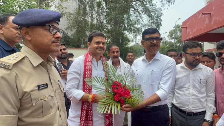 जमुई में प्रभारी मंत्री संजय कुमार सिंह का भव्य स्वागत, बोले– “योजनाएं हर व्यक्ति तक पहुंचाना प्राथमिकता”