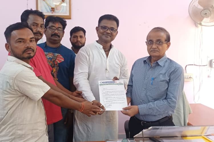 जमुई में अवैध नर्सिग होम और क्लीनिक की जांच की मांग, सिविल सर्जन को सौंपा गया ज्ञापन