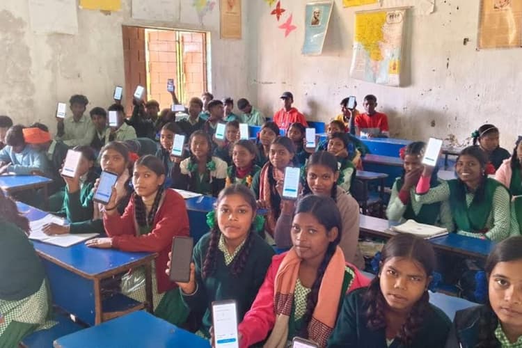 झारखंड के सरकारी स्कूलों का 'AI' चमत्कार: फेलियर रेट 70% गिरा, लातेहार और गुमला बने स्टेट टॉपर