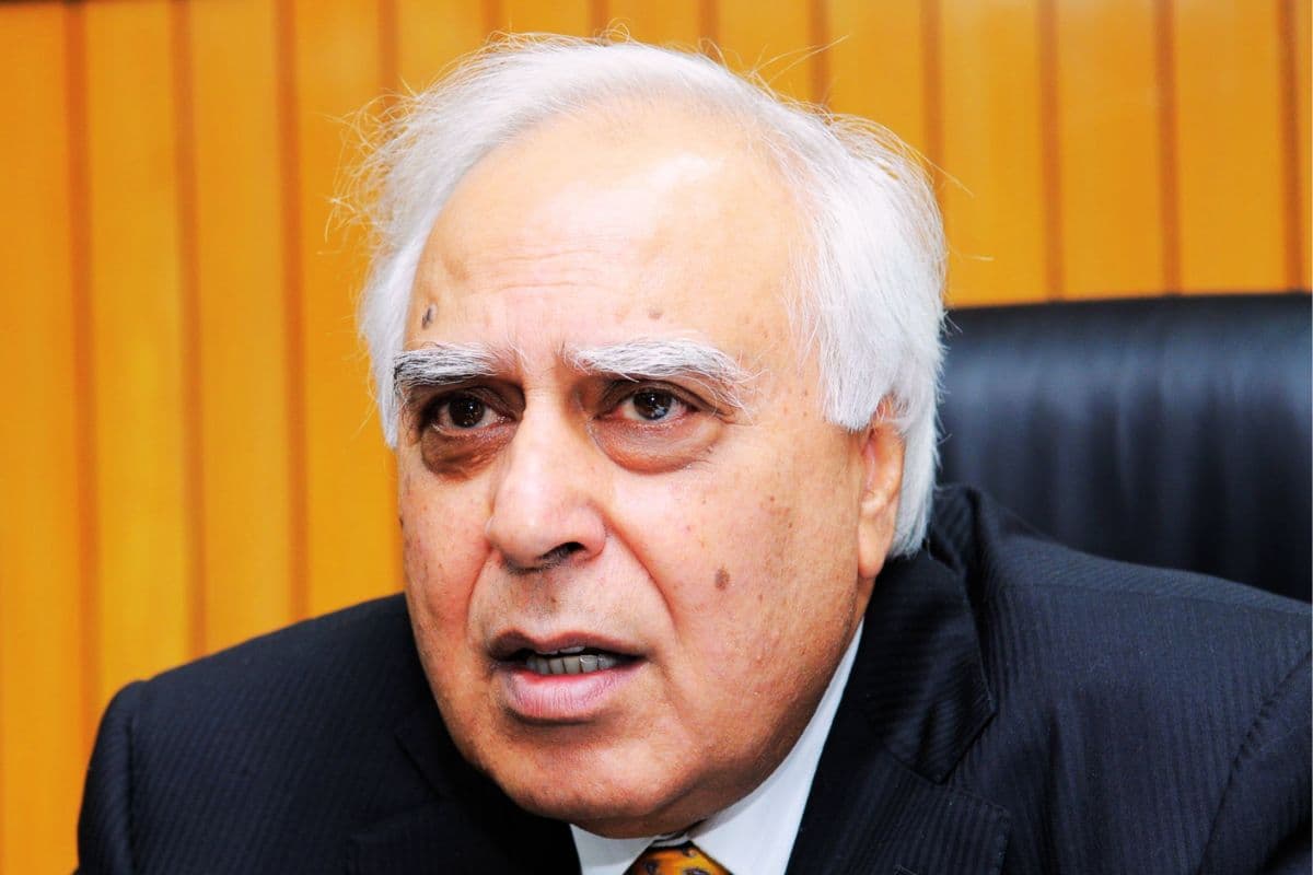 बंगाल चुनाव 2026: सुप्रीम सुनवाई के बाद बोले कपिल सिब्बल- हर टेबल पर तैनात हो राज्य का कर्मचारी