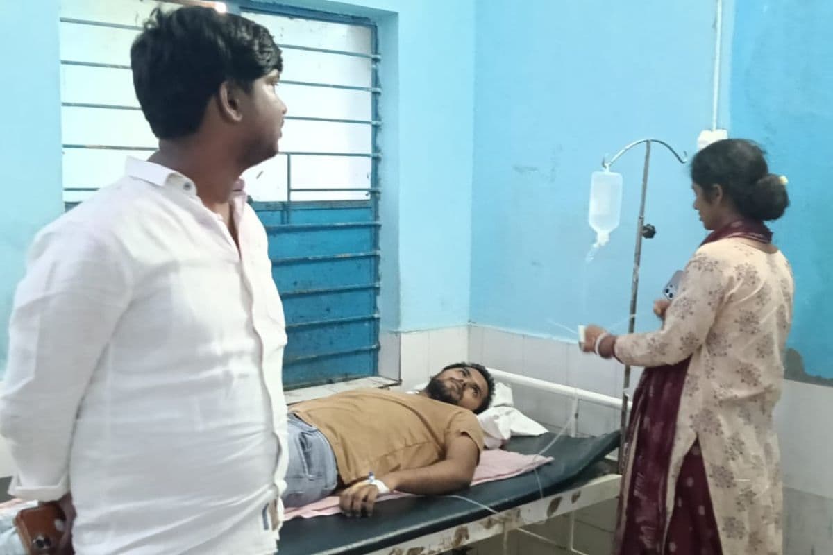 सीएचसी बेलदौर में गंदगी देख भड़के उप मुख्य पार्षद प्रतिनिधि, शिकायत के बाद आनन-फानन में हुई सफाई