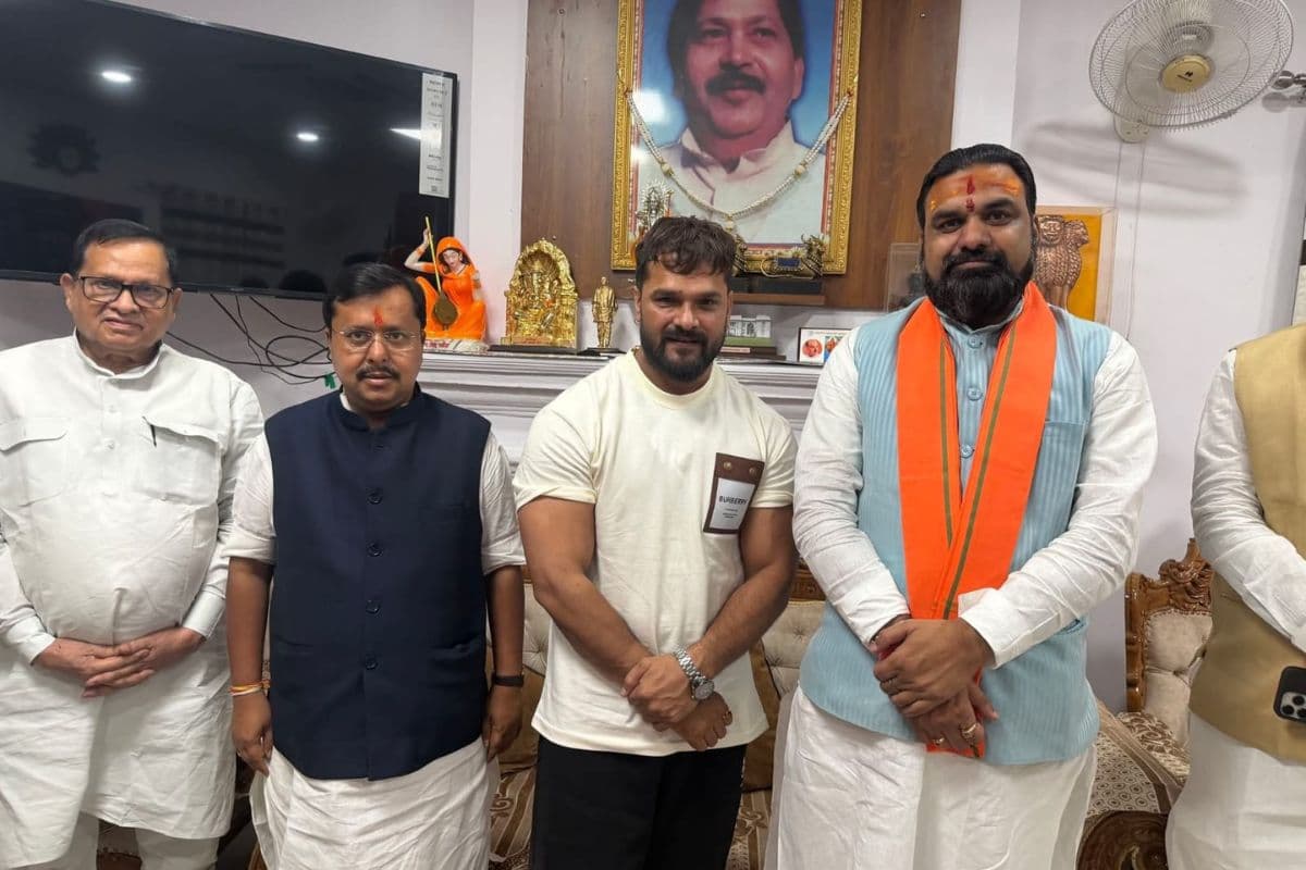 सम्राट चौधरी, संजय सरावगी की मौजूदगी में नितिन नवीन से मिलने पहुंचे खेसारी, बीजेपी ज्वाइन करने की खबरों पर क्या बोले?