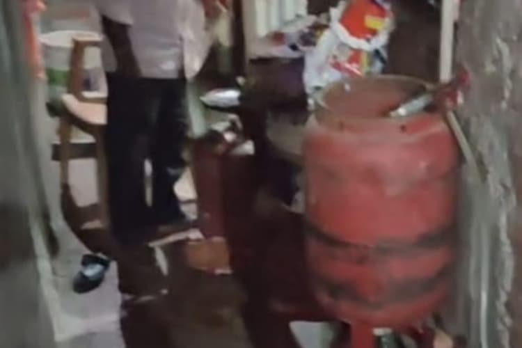 कोडरमा में अवैध गैस रिफिलिंग के दौरान जोरदार ब्लास्ट, संचालक सहित 4 लोग झुलसे