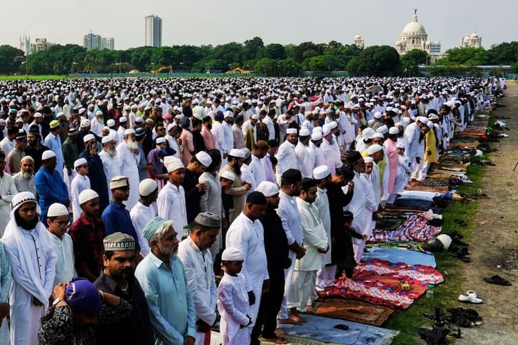 कोलकाता में रेड रोड की जगह ब्रिगेड में हुई नमाज, सड़कों पर इबादत पर पाबंदी के बीच भाईचारे की नयी मिसाल