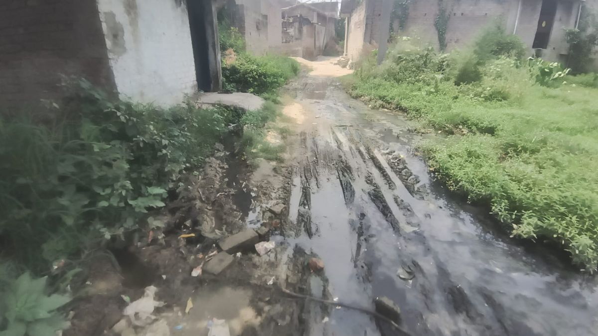 लखीसराय में सड़क बनी नाला, सालभर गंदे पानी और कीचड़ में जीने को मजबूर ग्रामीण