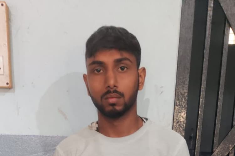 लखीसराय के सूर्यगढ़ा में 45 लीटर महुआ शराब के साथ बाइक सवार तस्कर गिरफ्तार, पुलिस कार्रवाई से मचा हड़कंप