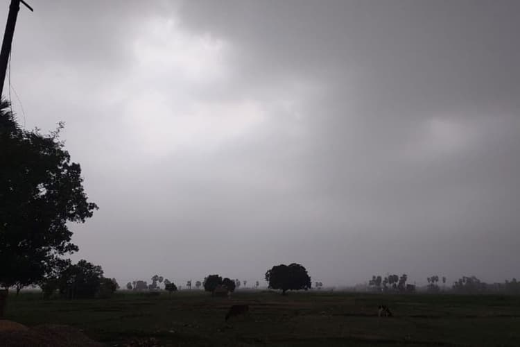 लखीसराय में आंधी-बारिश से बदला मौसम, लोगों को भीषण गर्मी और लू से मिली राहत