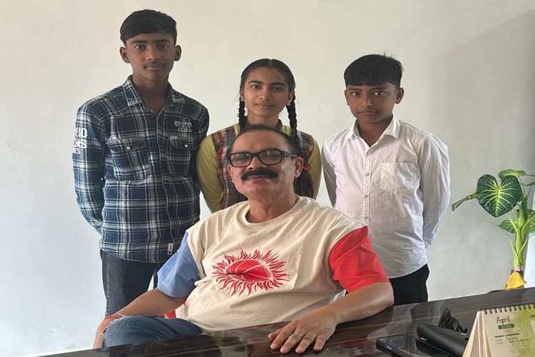 अविराम स्कूल ऑफ एक्सीलेंसी टिको कुड़ू ने पेश की मानवता की मिसाल, चार बच्चों को लिया गोद