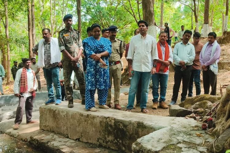 Lohardaga: गंगा दशहरा महोत्सव को लेकर डीसी, डीडीसी पहुंचे चूल्हा पानी; तैयारियों का लिया जायजा