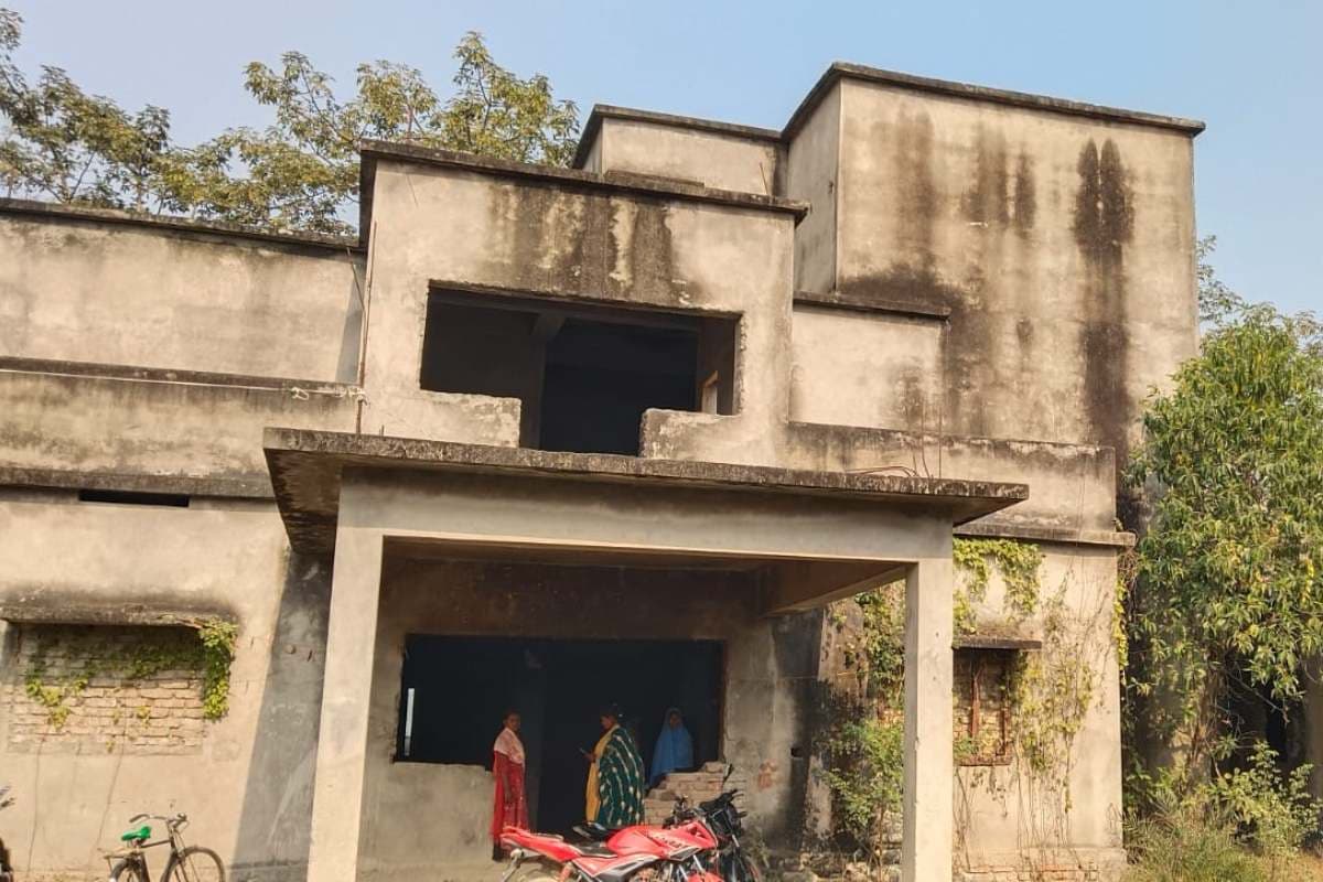 Madhuban: प्रखंड परिसर में दम तोड़ रहा ई-किसान भवन, बिना प्लास्टर जर्जर हो रही करोड़ों की इमारत