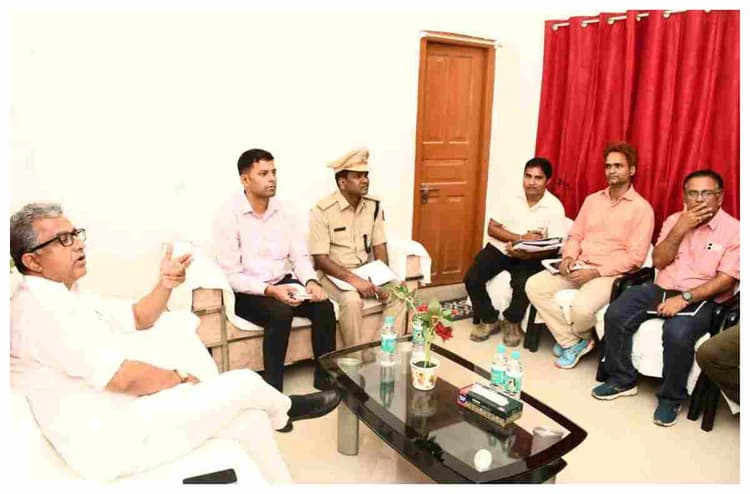 मधुबनी: जलजमाव से राहत के लिए झंझारपुर में उच्चस्तरीय समीक्षा बैठक, मंत्री नीतीश मिश्रा ने की पहल