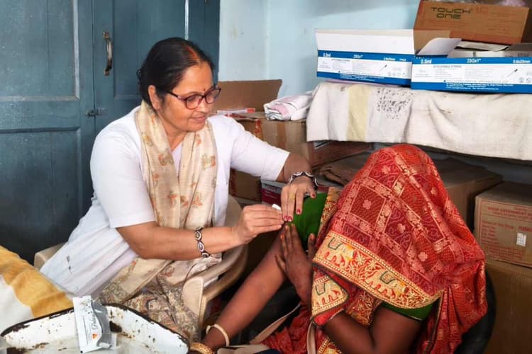 मधुबनी: एमपीए सबक्यूटेनियस इंजेक्शन अपनाकर बंदना बनीं मिसाल, अब दूसरी महिलाओं को कर रहीं प्रेरित