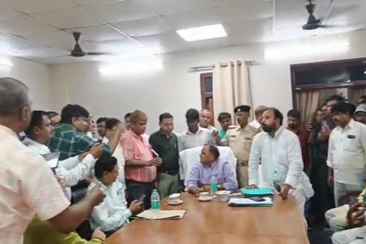 मधुबनी: परिसदन में अनुसूचित जाति आयोग के सदस्य और डॉक्टरों के बीच तीखी नोकझोंक, कार्य ठप