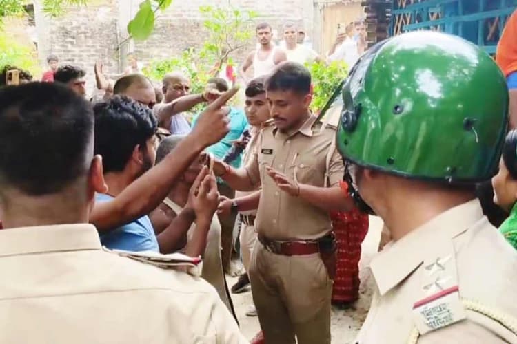 मधुबनी: भारी पुलिस बल की मौजूदगी में हटा अवैध कब्जा, विरोध और हंगामे के बीच टूटा घर-दालान