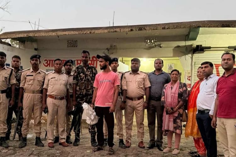 मधुबनी: प्रतिबंधित कफ सिरप के साथ कर्मी गिरफ्तार, संचालक नीरज झा फरार
