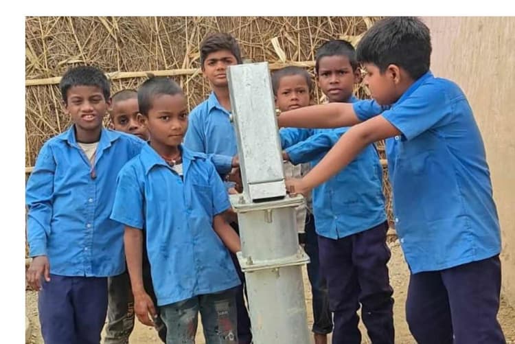 मधुबनी: बरसों बाद बच्चों को मिला स्कूल में साफ पानी, शिक्षिका की पहल रंग लाई