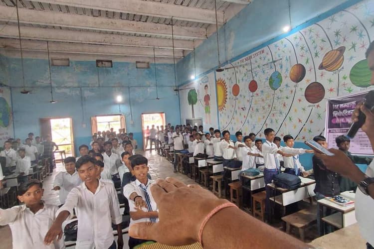 मधुबनी: विश्व तंबाकू निषेध दिवस पर बंटे पंपलेट, युवाओं को तंबाकू से दूर रहने की शपथ